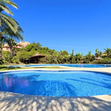 Sale of middle floor apartment in Casares Playa