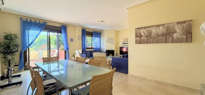 Sale of middle floor apartment in Casares Playa 3