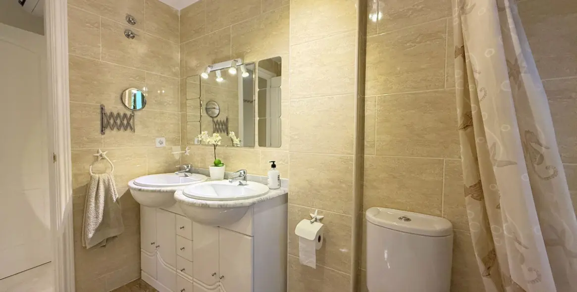 Sale of middle floor apartment in Casares Playa 19