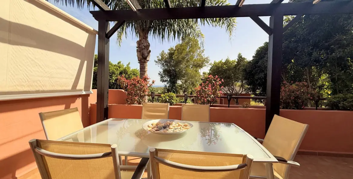 Sale of middle floor apartment in Casares Playa 21