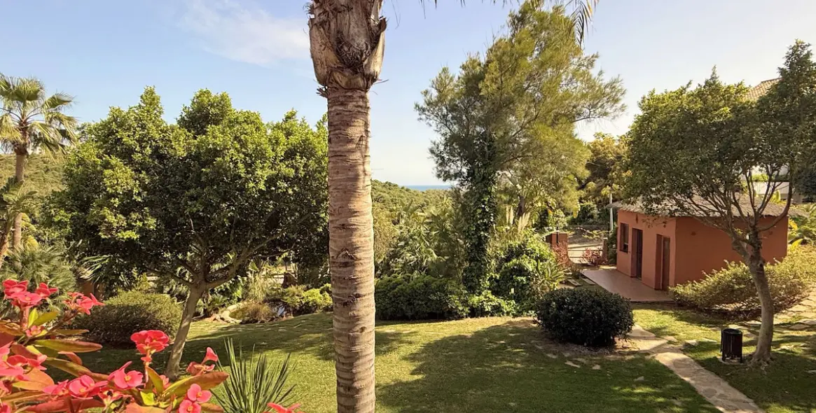 Sale of middle floor apartment in Casares Playa 23