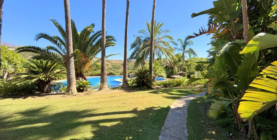 Sale of middle floor apartment in Casares Playa 25