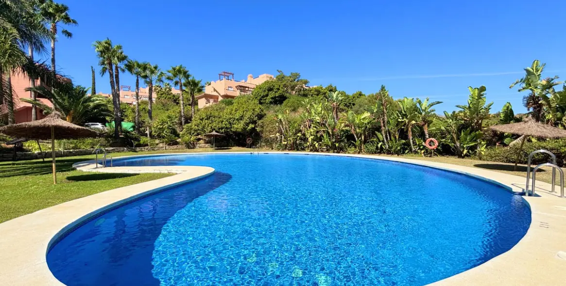 Sale of middle floor apartment in Casares Playa 28