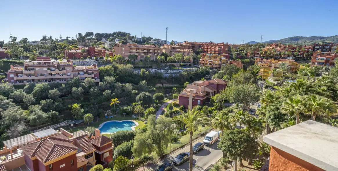 Продажа апартаментов на среднем этаже в Reserva de Marbella 1