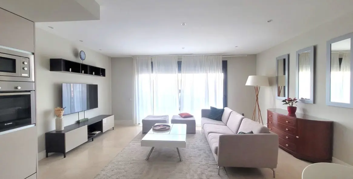 Venta de apartamento en planta baja en Selwo 3