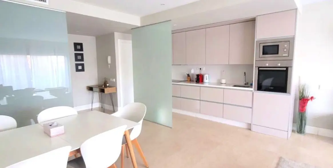 Venta de apartamento en planta baja en Selwo 10