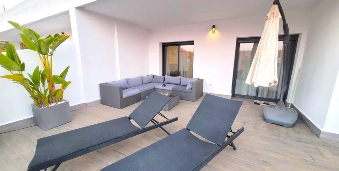 Venta de apartamento en planta baja en Selwo 19