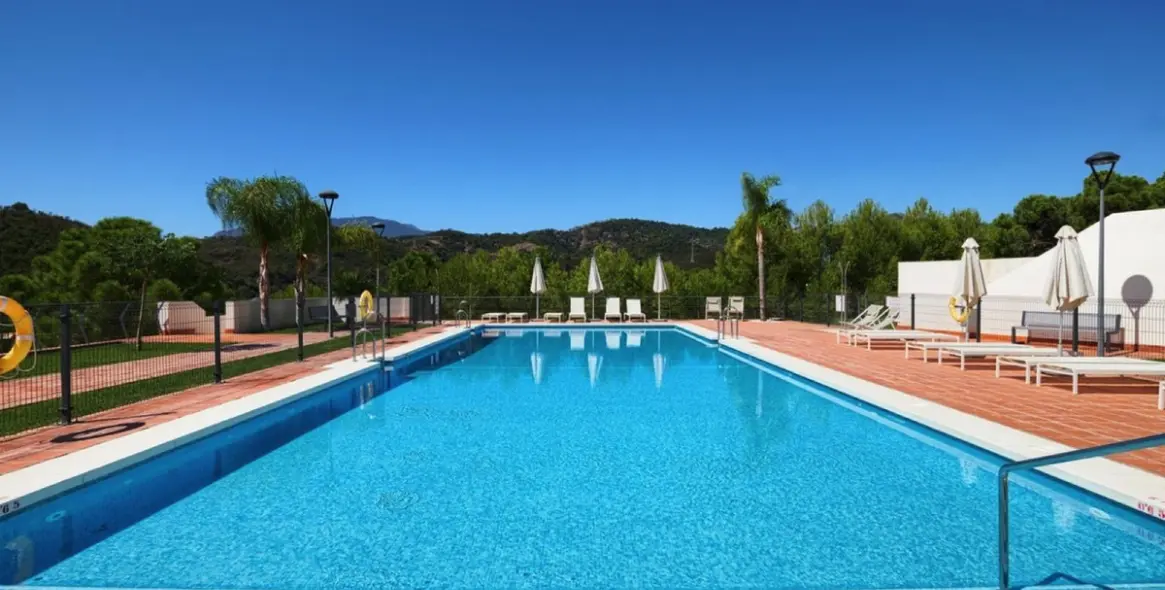 Venta de apartamento en planta baja en Selwo 23