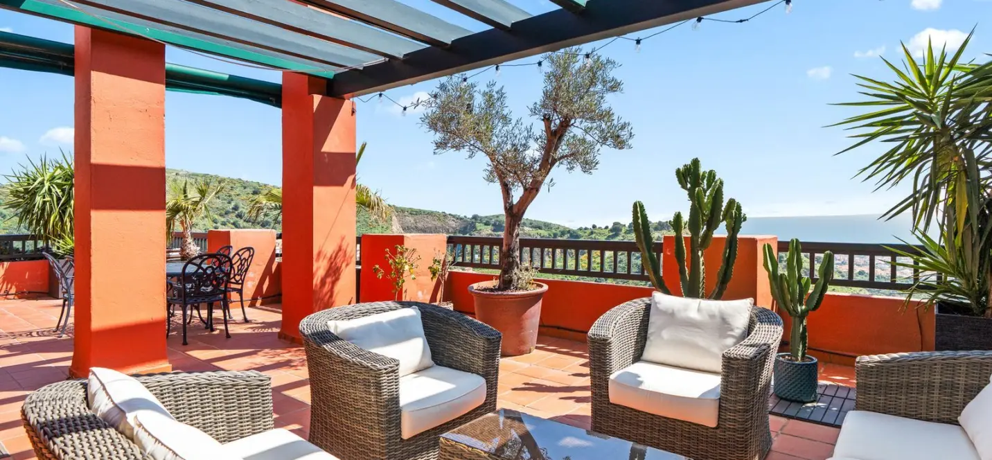 Sale of penthouse in Calahonda 0