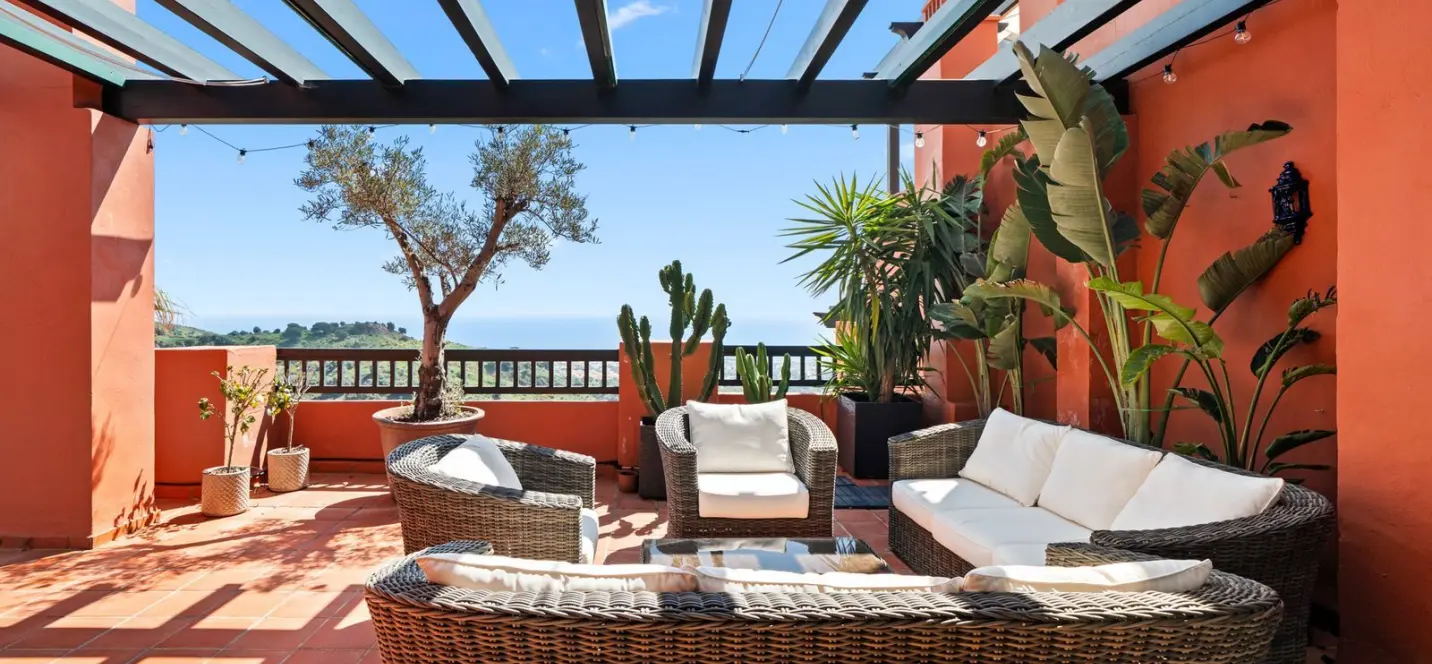 Sale of penthouse in Calahonda 1