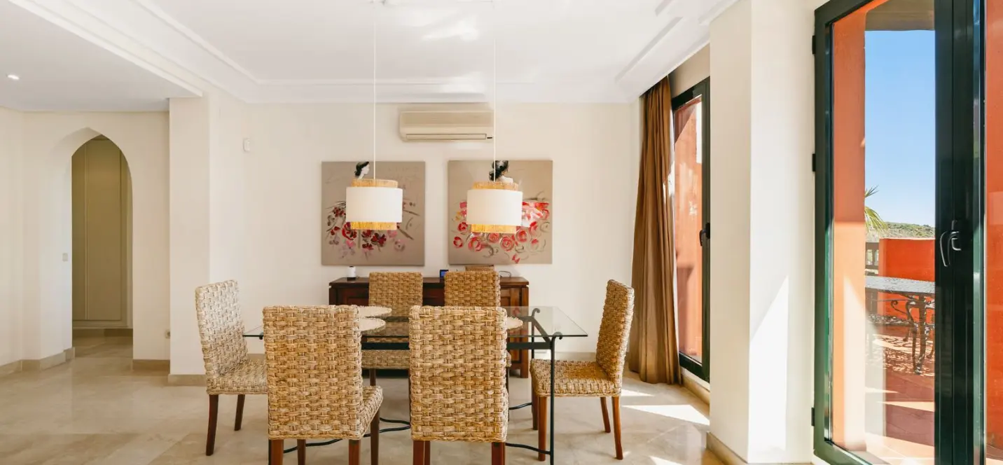Sale of penthouse in Calahonda 4