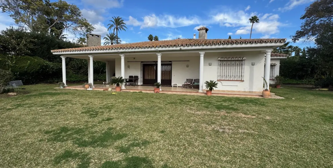 Продажа  отдельно стоящей виллы в Estepona 1