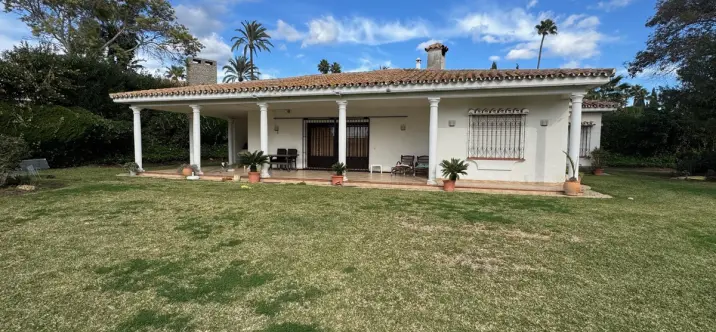 Продажа  отдельно стоящей виллы в Estepona 0