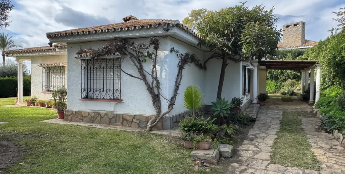 Продажа  отдельно стоящей виллы в Estepona 10