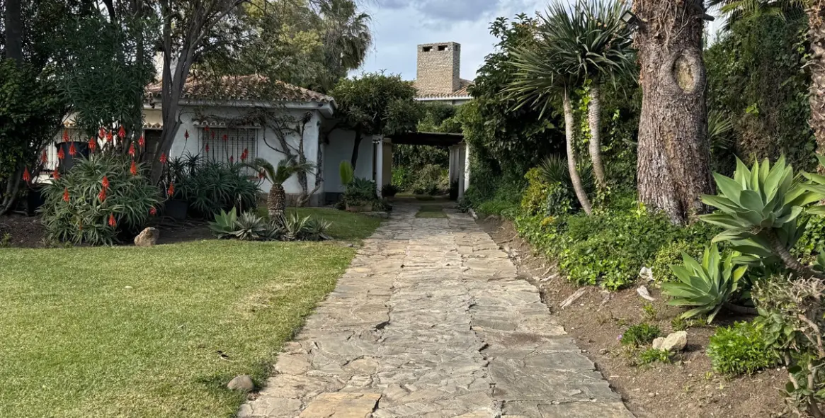 Продажа  отдельно стоящей виллы в Estepona 11