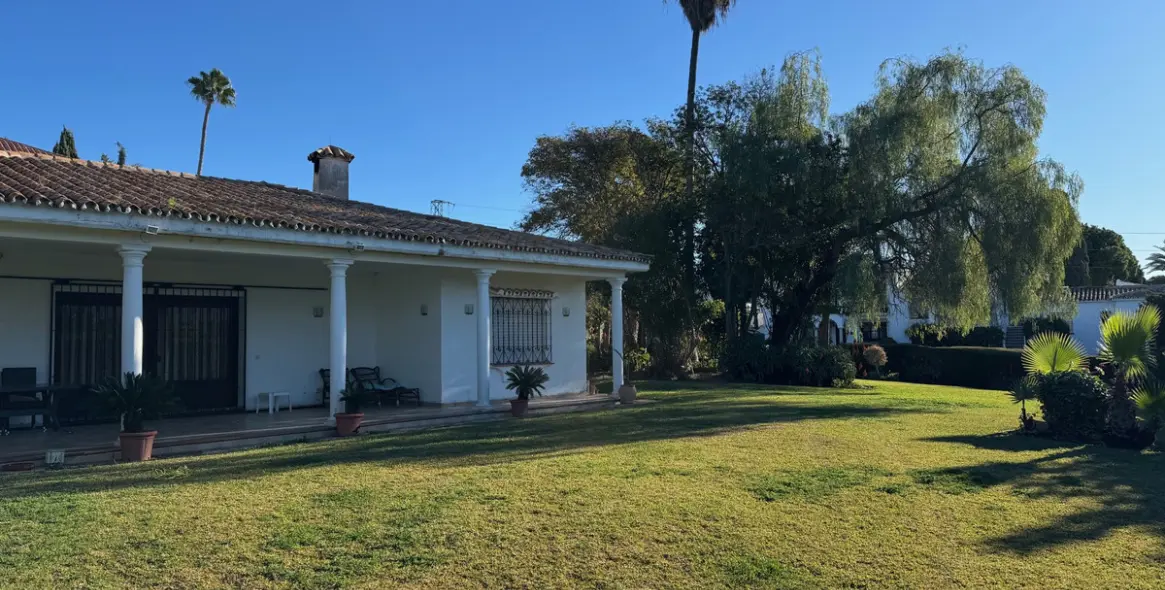 Продажа  отдельно стоящей виллы в Estepona 12