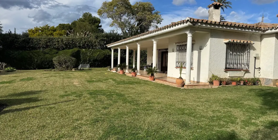 Продажа  отдельно стоящей виллы в Estepona 13