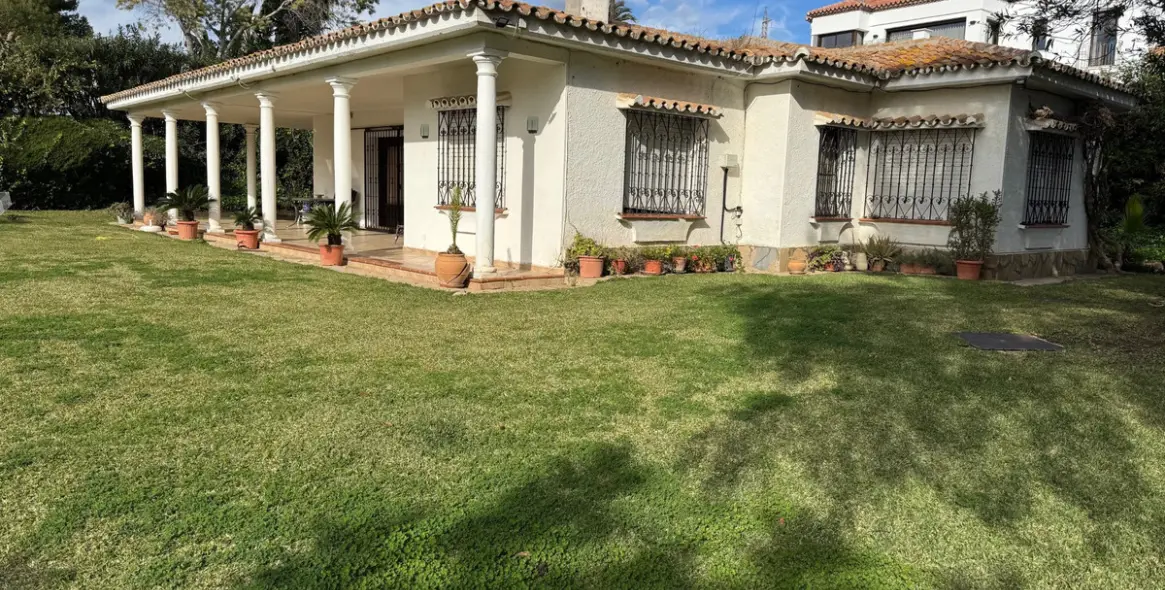 Продажа  отдельно стоящей виллы в Estepona 14