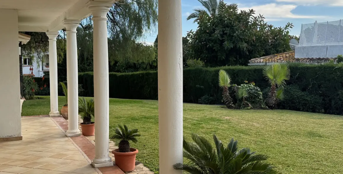 Продажа  отдельно стоящей виллы в Estepona 15