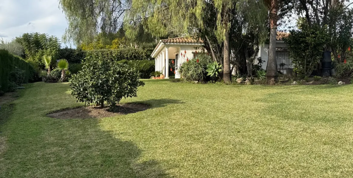 Продажа  отдельно стоящей виллы в Estepona 17