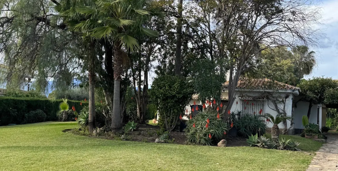 Продажа  отдельно стоящей виллы в Estepona 18