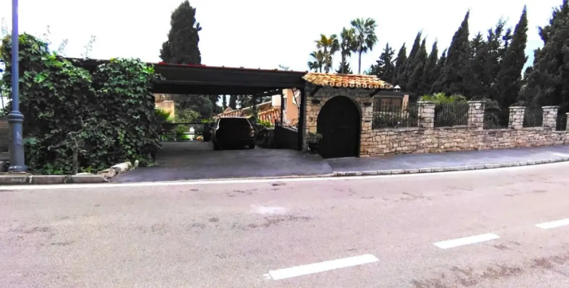 Продажа  отдельно стоящей виллы в Río Real 15