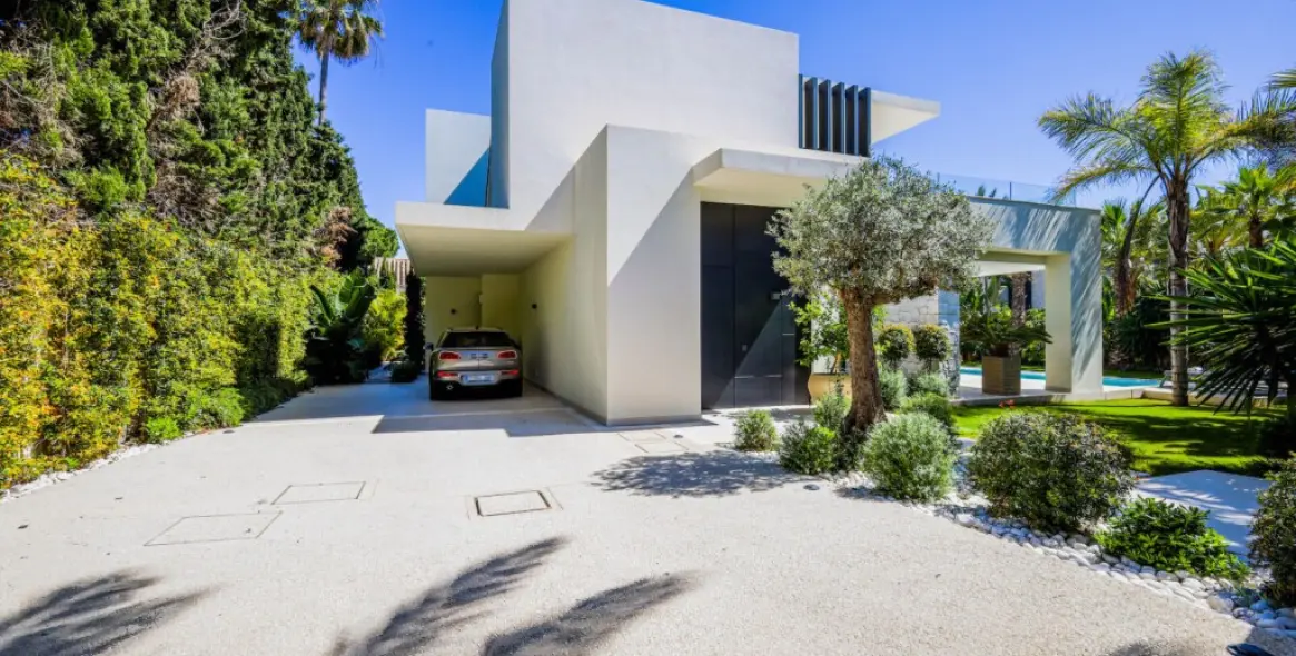 Продажа  отдельно стоящей виллы в Marbesa 12