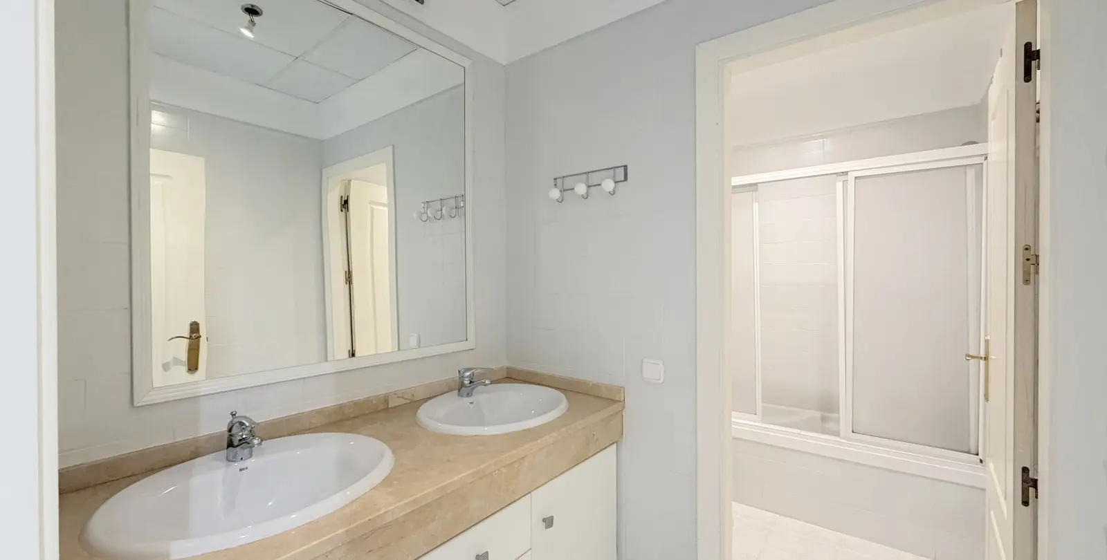 Sale of middle floor apartment in La Duquesa 30