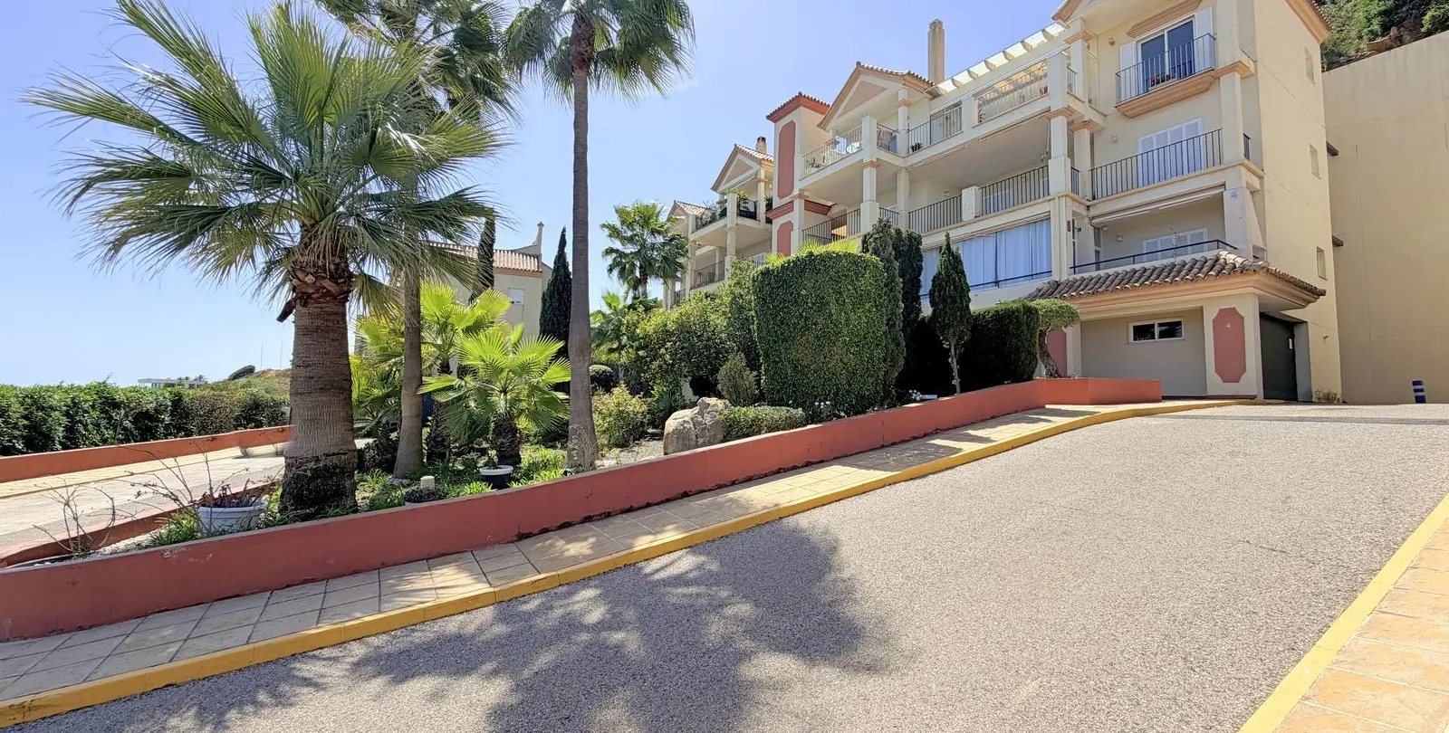 Sale of middle floor apartment in La Duquesa 41