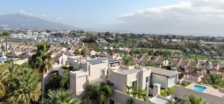 Venta de apartamento en planta media en El Paraiso 4