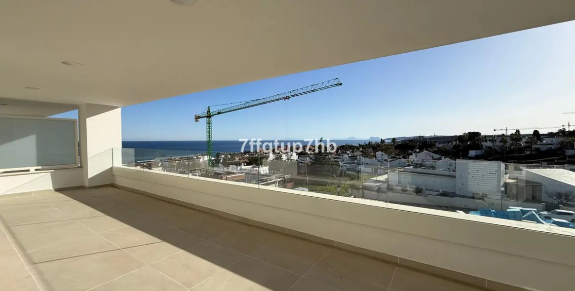 Sale of middle floor apartment in Estepona 1