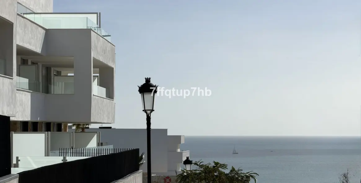 Sale of middle floor apartment in Estepona 2