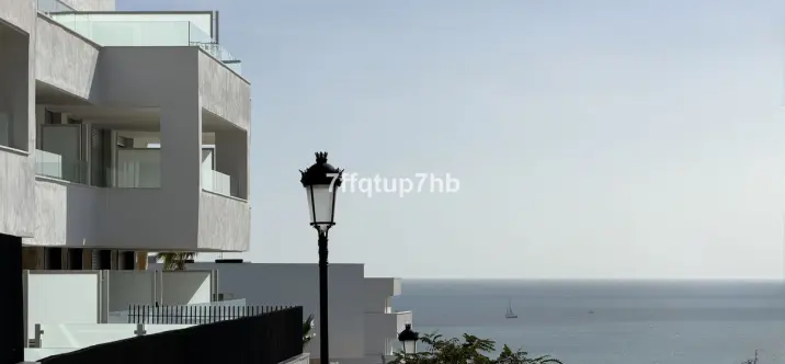 Sale of middle floor apartment in Estepona 1