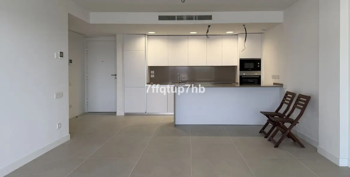 Sale of middle floor apartment in Estepona 3