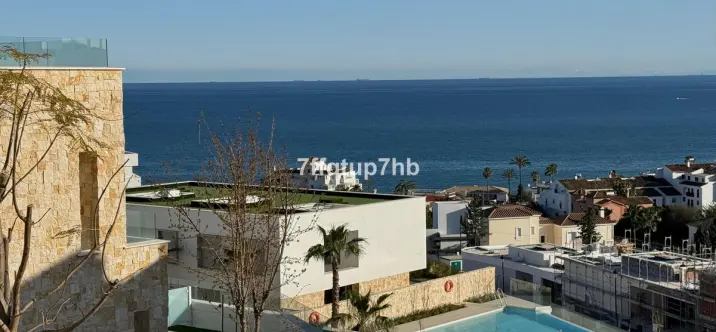 Sale of middle floor apartment in Estepona 3