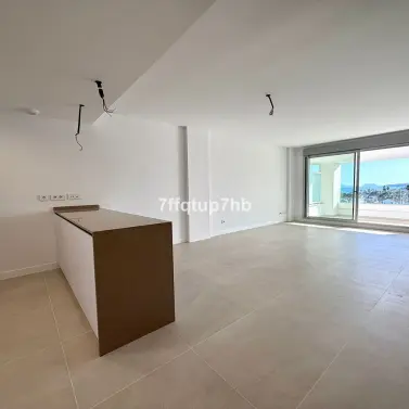 Sale of middle floor apartment in Estepona