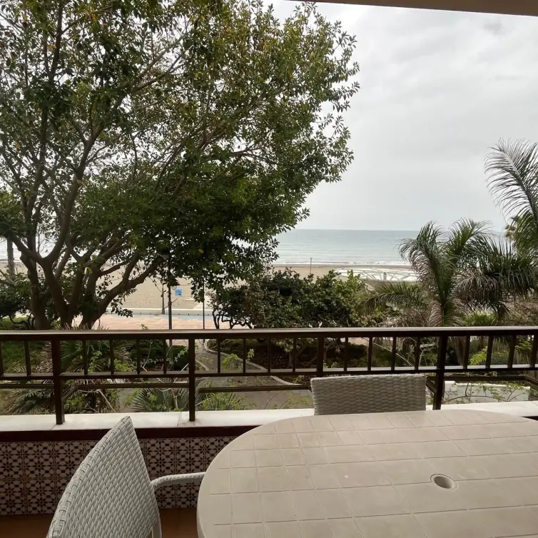 Sale of middle floor apartment in Estepona