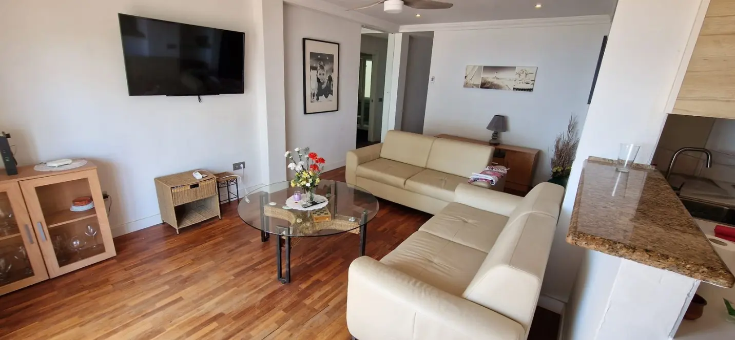 Sale of middle floor apartment in Estepona 1