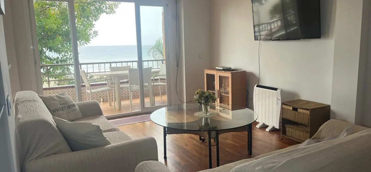 Sale of middle floor apartment in Estepona 2