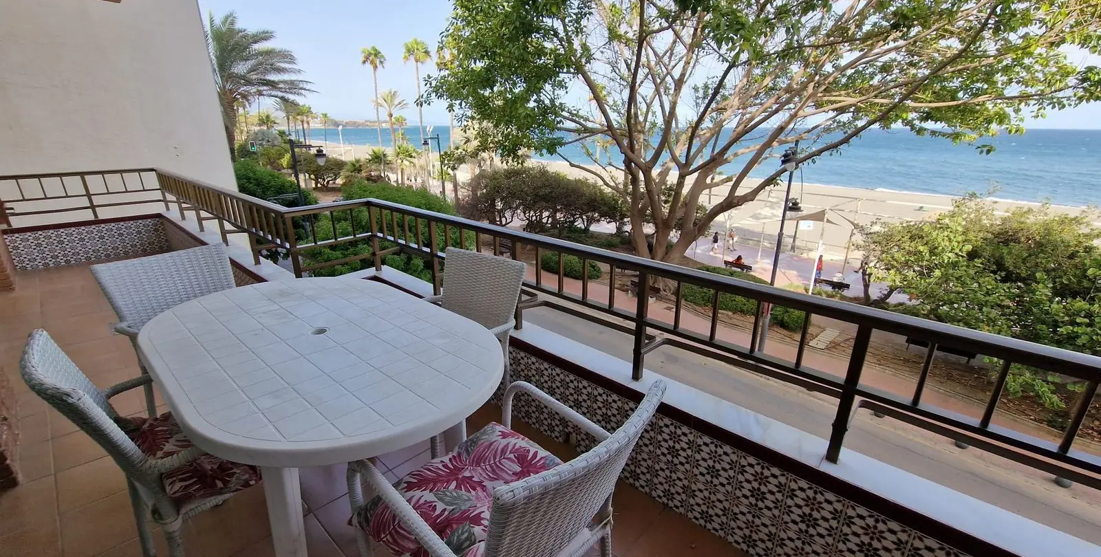 Sale of middle floor apartment in Estepona 46