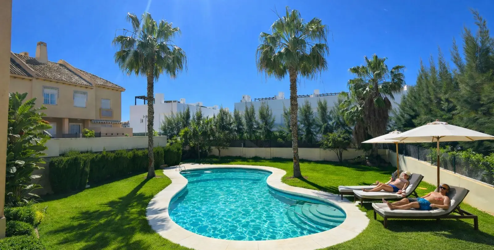 Sale of townhouse in Calahonda 2