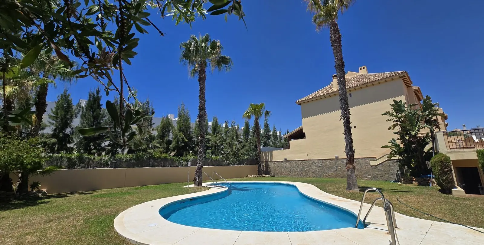 Sale of townhouse in Calahonda 13