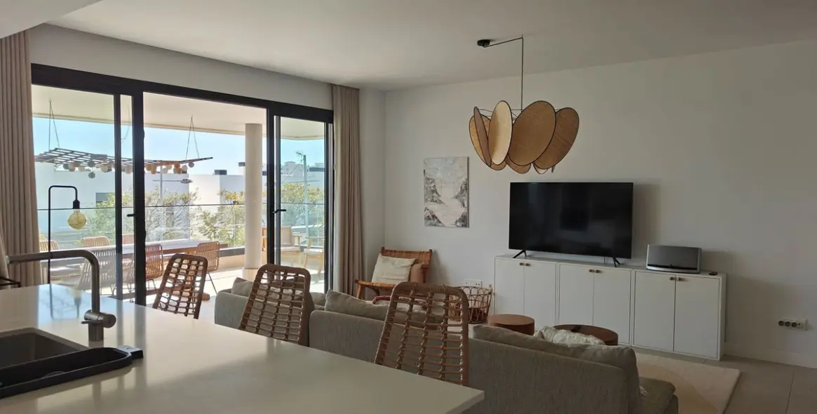 Venta de apartamento en planta media en Estepona 2