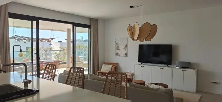 Venta de apartamento en planta media en Estepona 1