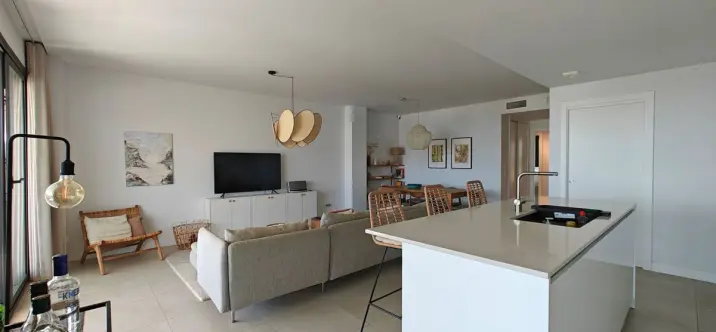 Venta de apartamento en planta media en Estepona 2