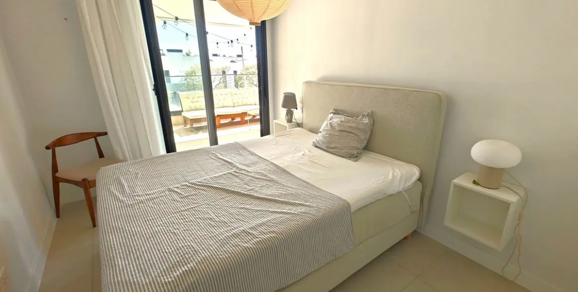 Venta de apartamento en planta media en Estepona 8
