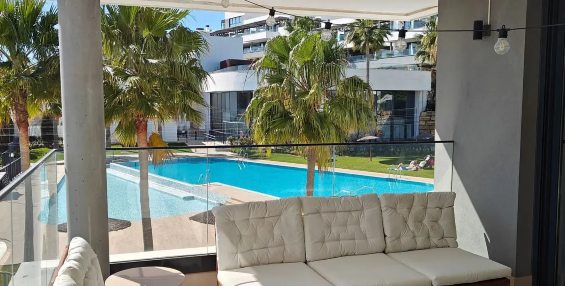 Venta de apartamento en planta media en Estepona 15