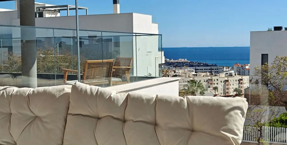 Venta de apartamento en planta media en Estepona 16