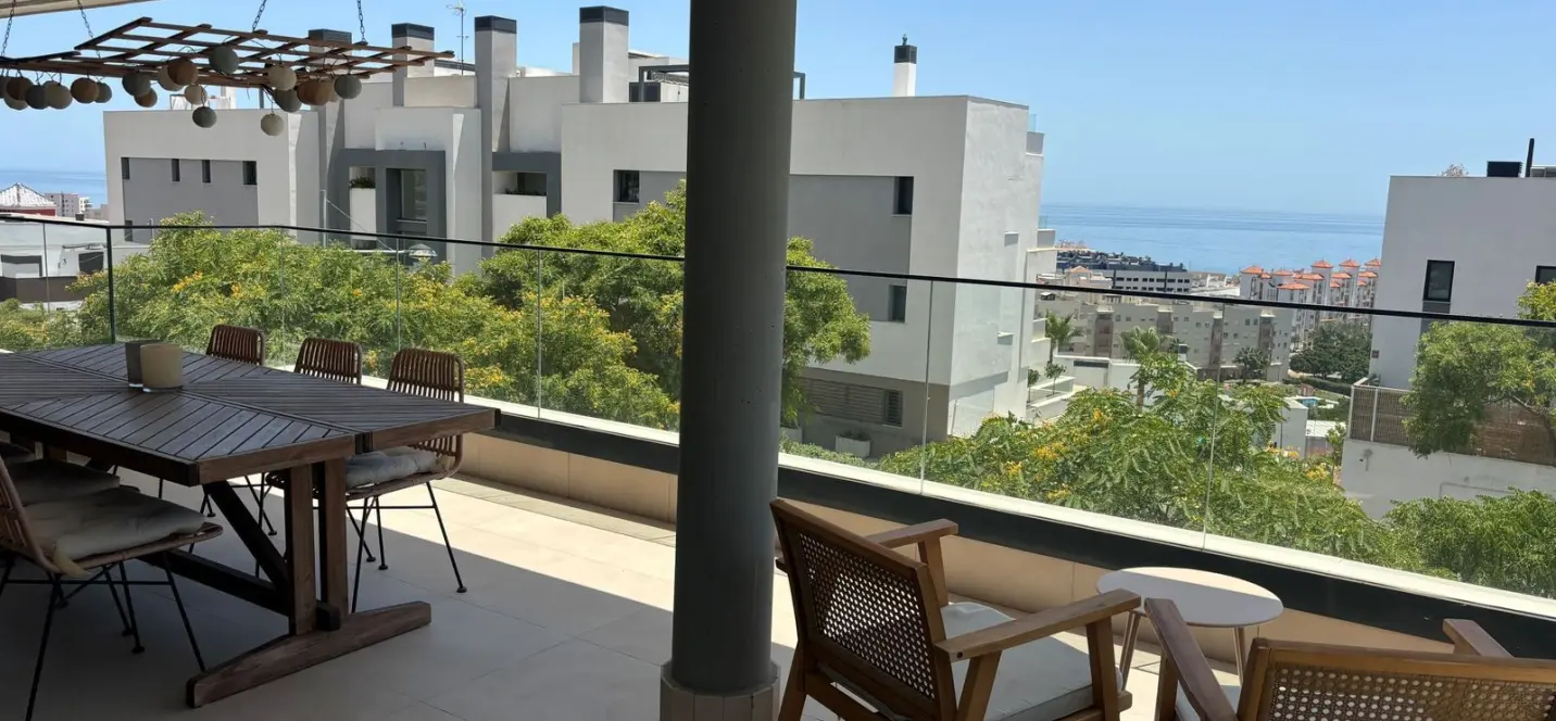 Venta de apartamento en planta media en Estepona 0