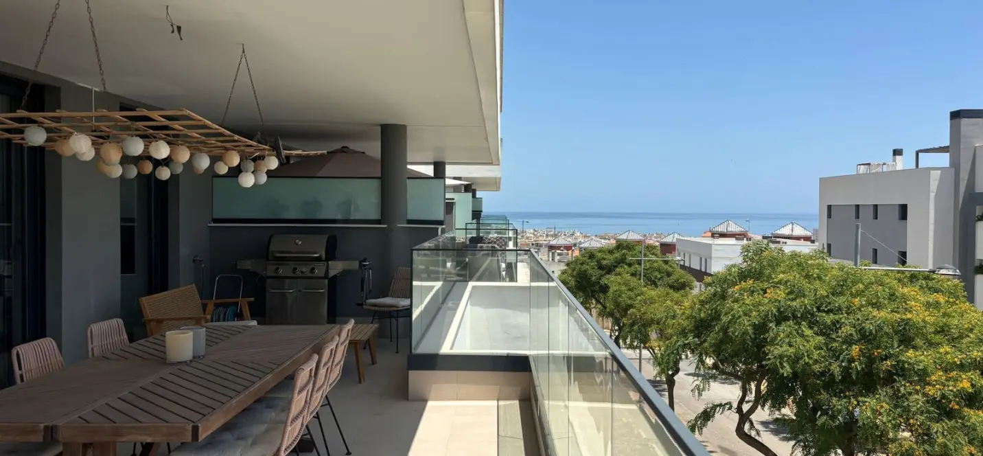 Venta de apartamento en planta media en Estepona 1